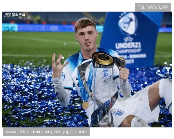 切尔西右侧斜传精准，帕尔默禁区捅射命中